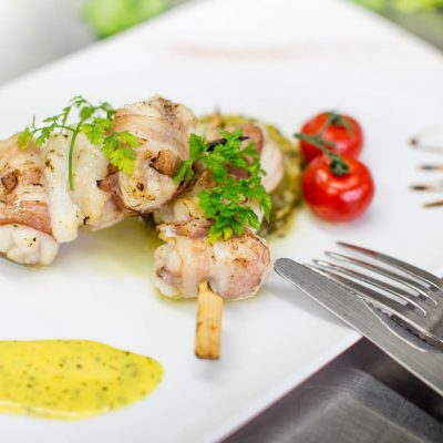 Brochette de Lotte et sa fondue de poireaux ou son coulis de poivron