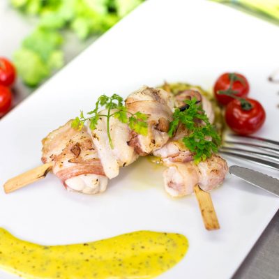 Brochette de Lotte et sa fondue de poireaux ou son coulis de poivron