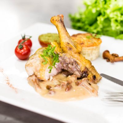 Suprême de pintade parfum de chataignes et girolles