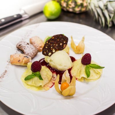 Millefeuille d'ananas parfum citron vert basilic et coulis de framboise